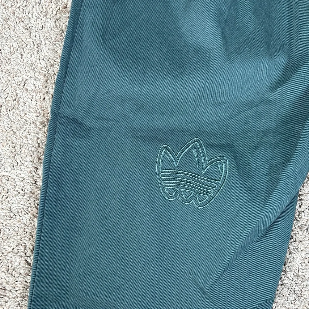 Adidas Originals Graphics Campus Chino Pants‎ Mens Large Mineral Green HN1672